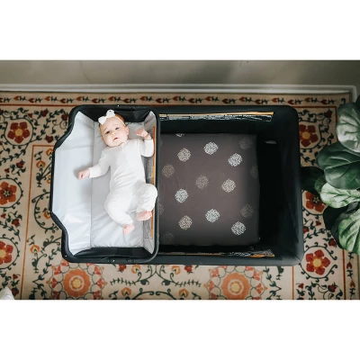 4moms Breeze Plus Playard | Easy, One-Handed Setup | With Removable Bassinet & Flip Changer | Black 4 4moms Breeze Plus Playard | Easy, One-Handed Setup | With Removable Bassinet & Flip Changer | Black - Image 4